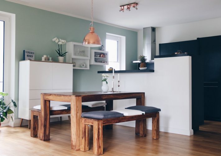schoener-wohnen-architects-finest-wandfarbe-mintgrüne-wand-wohnzimmer-living-room-interior-einrichtung-dekoration-inspiration-mrsbrightside
