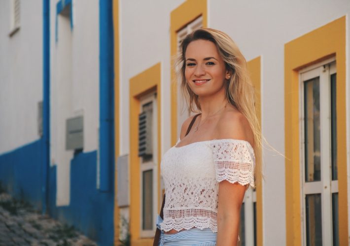 Blogger Mrs.Brightside Rosavivi Lissabon Portugal Travel Outfit Look Summer Sommer White Lace Skirt Zara Rock Portimao 11