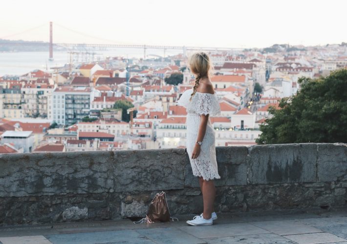 Blogger Mrs.Brightside Rosavivi White Dress Lace Weiß Spitze Kleid Lissabon Portugal Travel Outfit Look Summer Sommer 9