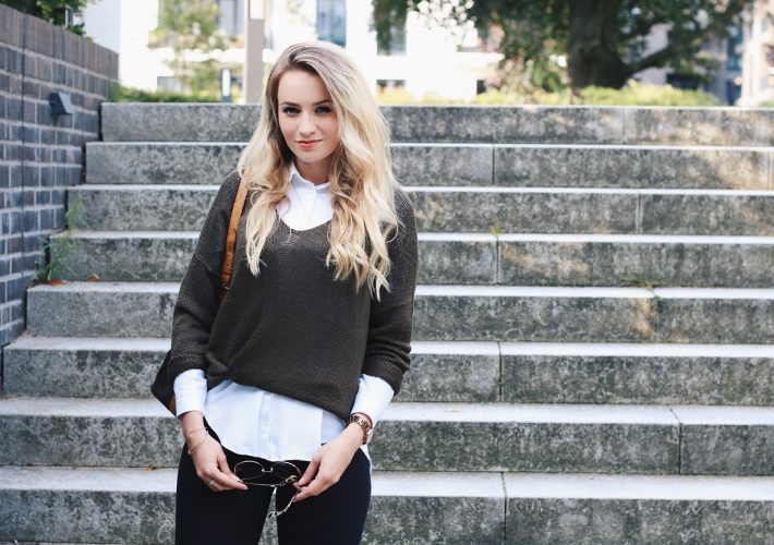 Herbst Trend Lagenlook Outfit Blogger Oliv Sweater Pullover Jeans schwarz Bluse Sac Noe Marc Cain Boots