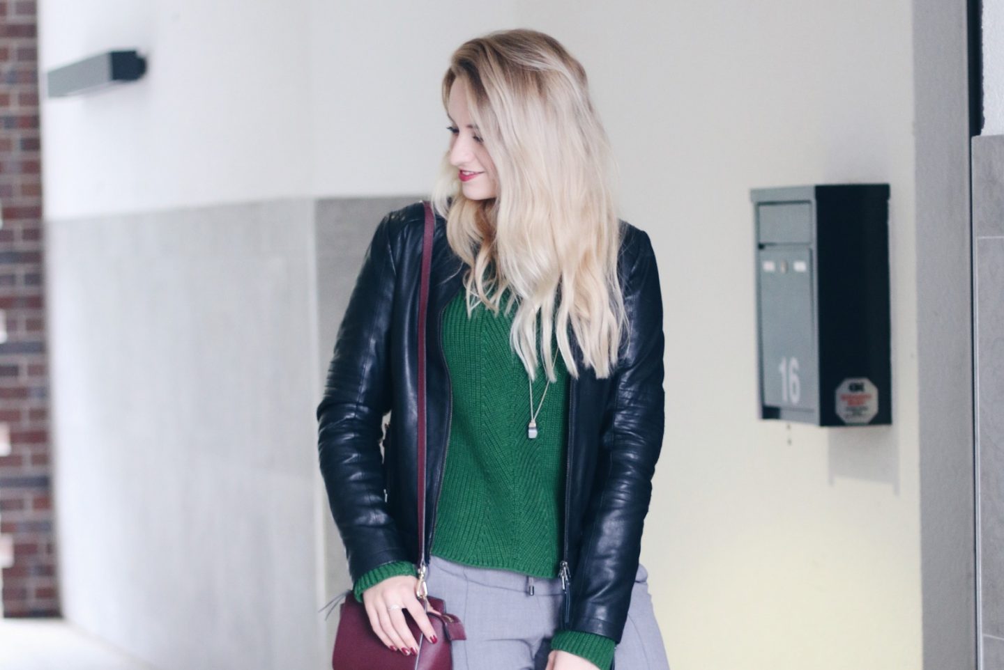 How to Style: Grüner Pullover, Feminine Lederjacke & Lack Brogues