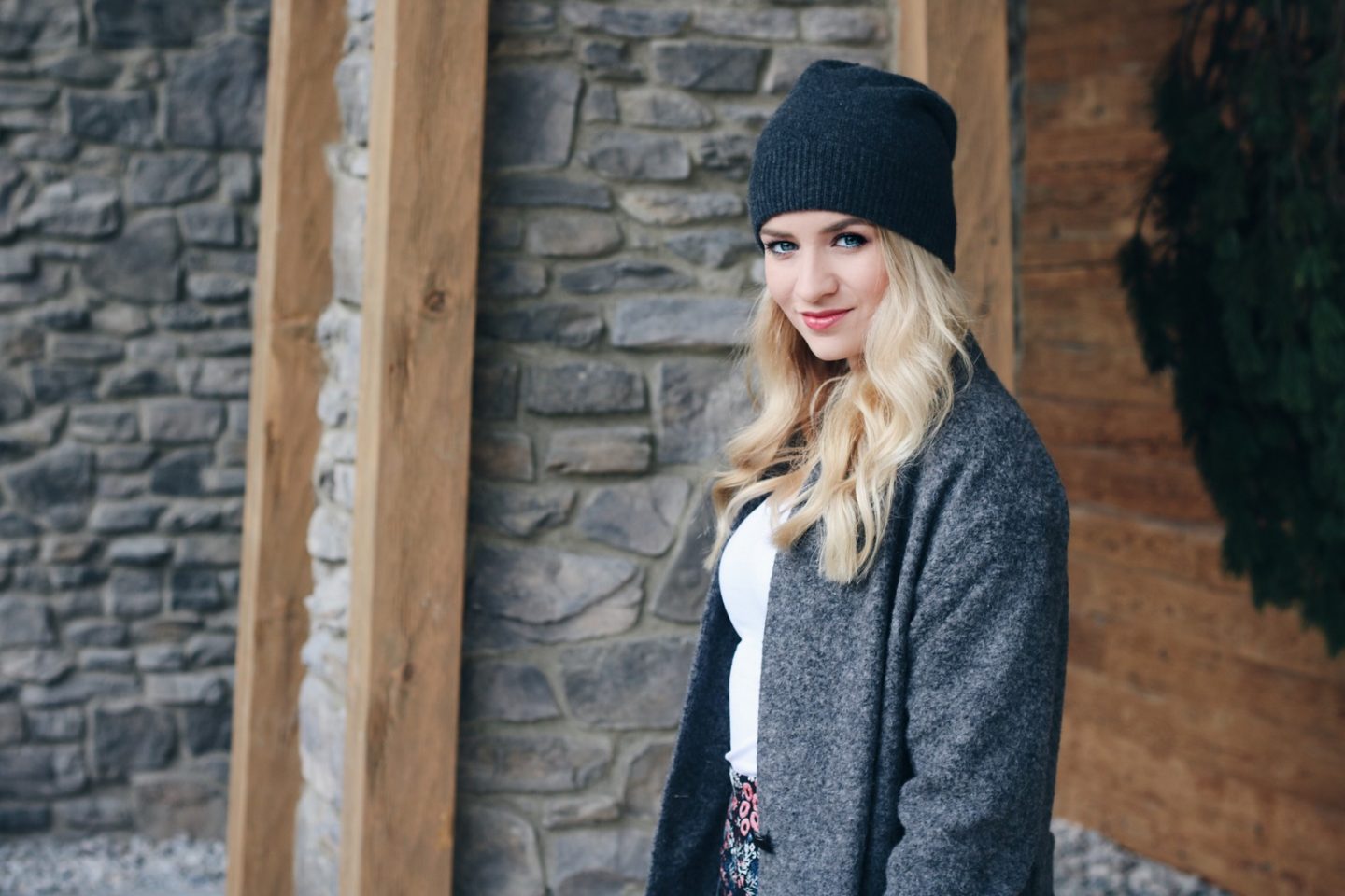 Grauer Eggshape Mantel, bestickter Rock, Beanie & Fell Brogues