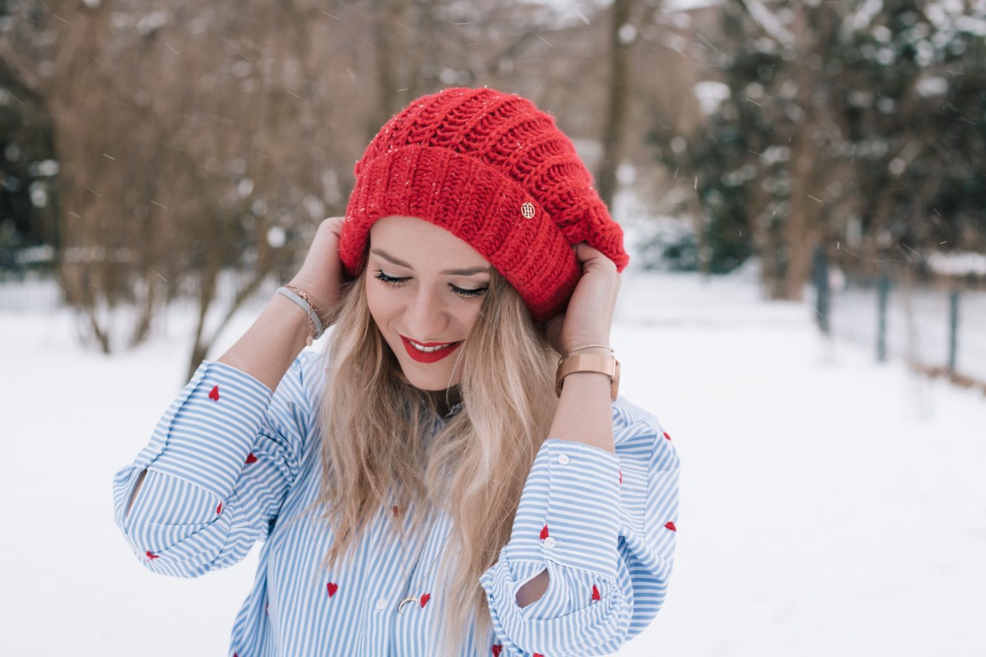 Schnee in Hamburg – Rotkäppchen-Look mit Herzbluse von Stradivarius & Marc Cain Chain Boots