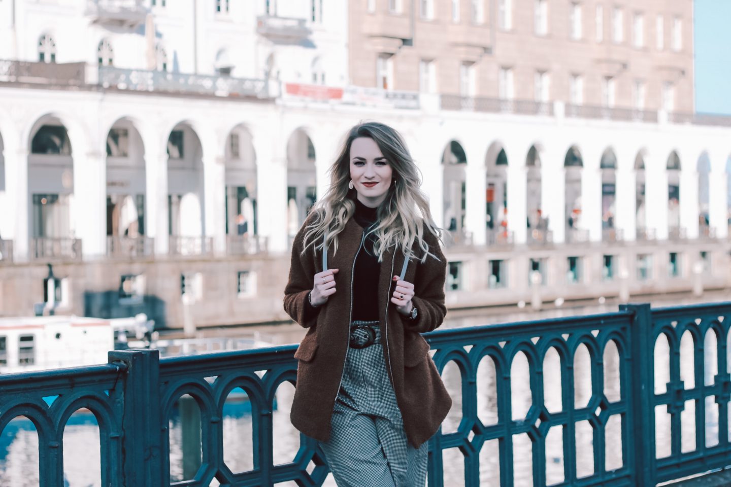 Oversize-Look mit Glencheck Hose, Teddycoat und Turtleneck-Pullover