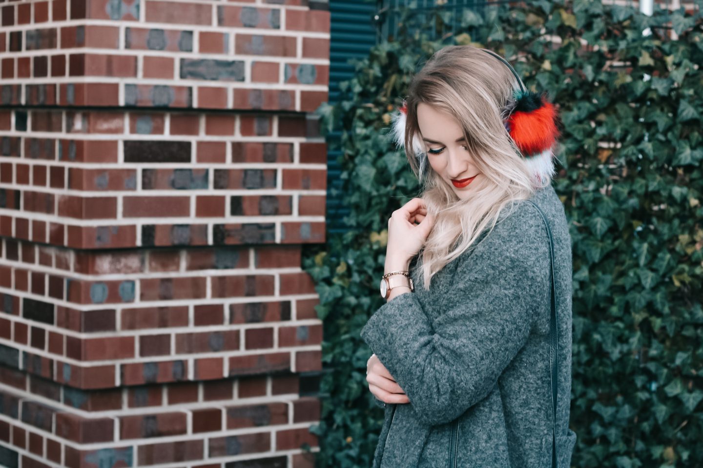 Letzter Winter-Look: Fake Fur Ohrenschützer & bordeauxrote Lederleggings