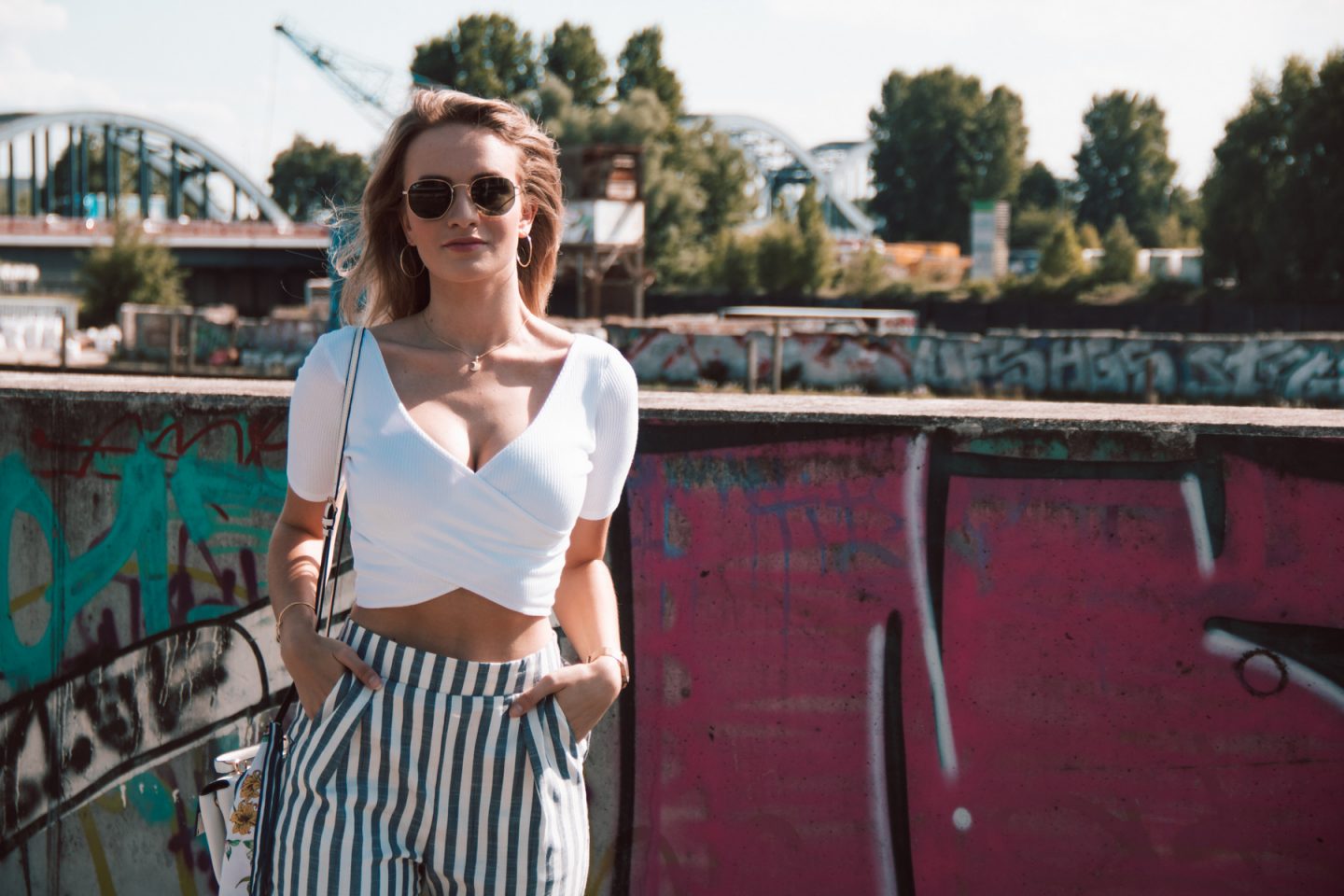 Sommeroutfit an den Hamburger Elbbrücken  Streifenhose, Wickel-Croptop & Coccinelle Arlettis