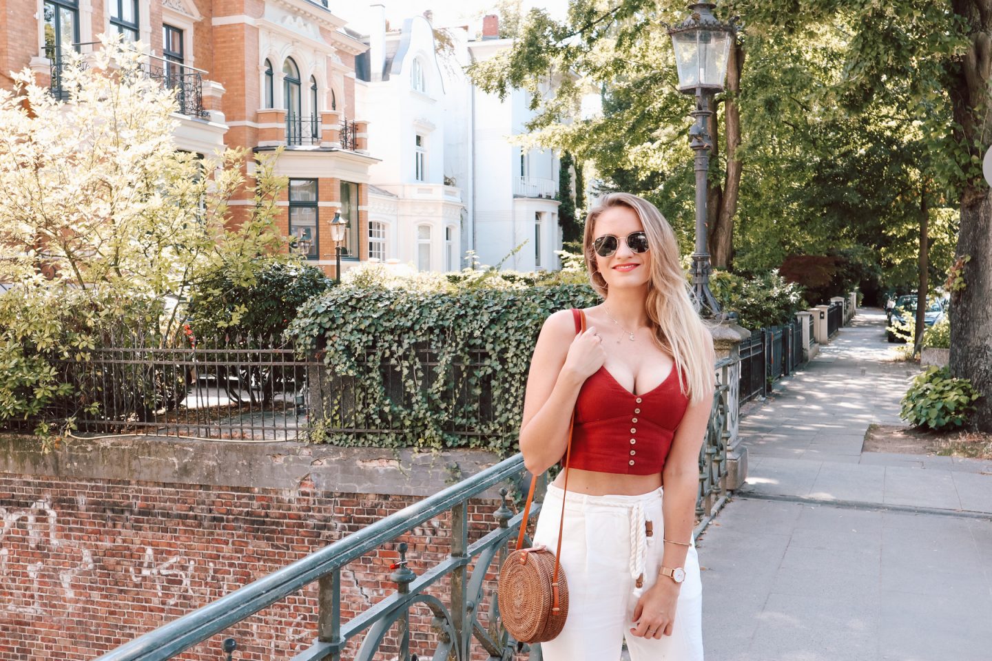 Entspannter Sommerlook mit weißer Leinenhose, Bali Bag & ‚Hey Marly‘ Sandalen