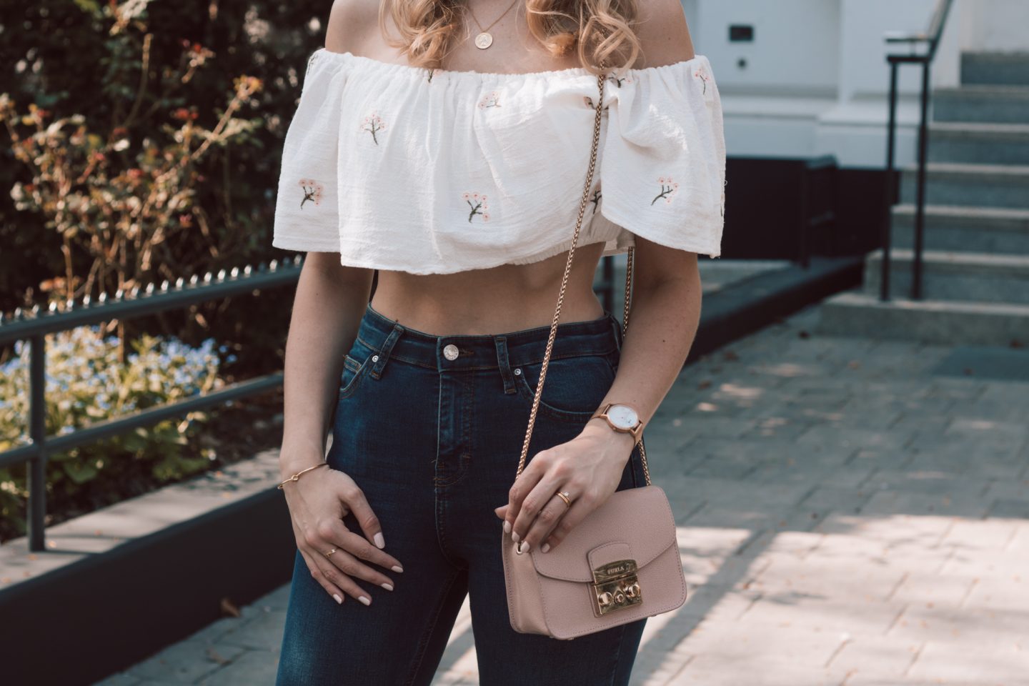 Sommeroutfit: Croptop, Topshop Highwaist-Jeans, Estella Bartlett Schmuck und Kennel & Schmenger Sneaker
